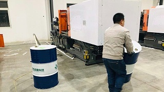 英吉注塑機液壓油換油現場